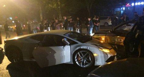 北京一兰博基尼连撞8车致1伤